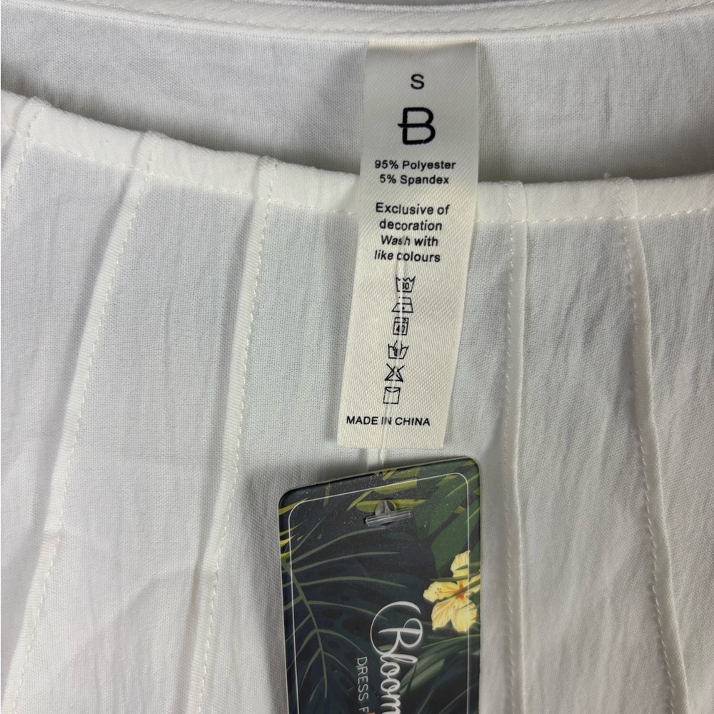Blooming Jelly White Flutter Sleeve Blouse - Picture 5 of 5